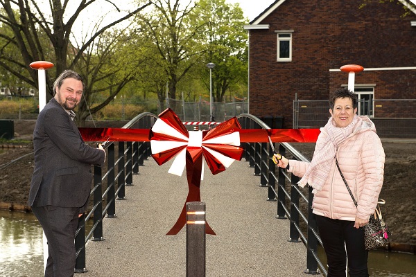 20210430 Nieuwe voetgangersbrug in de Wetenschappersbuurt is officieel ‘geopend’1 _1_2048